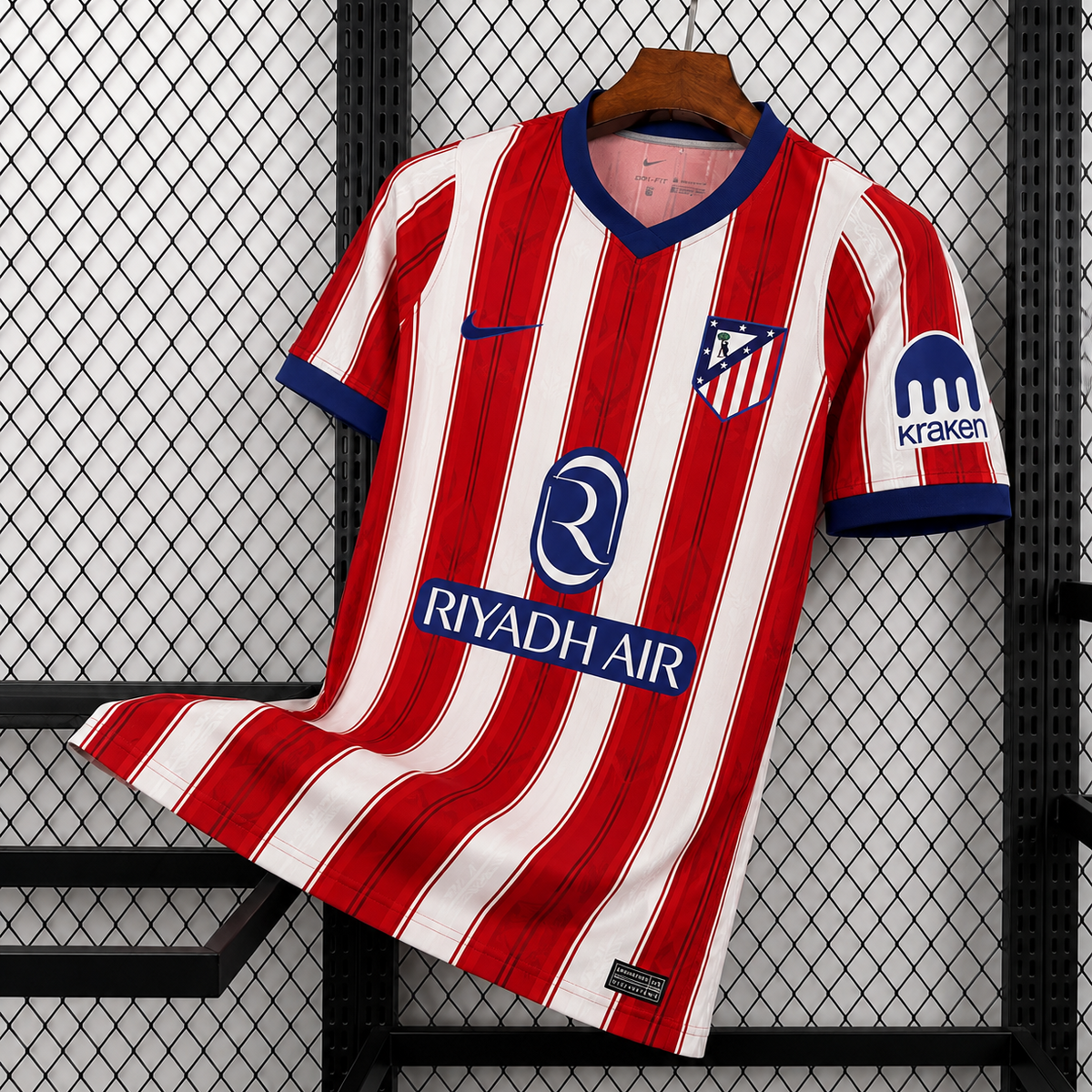 Maillot Atlético Madrid Domicile 2026/2027 sur fond grillagé