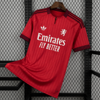 Maillot OL Extérieur 2026/2027 sur fond grillagé