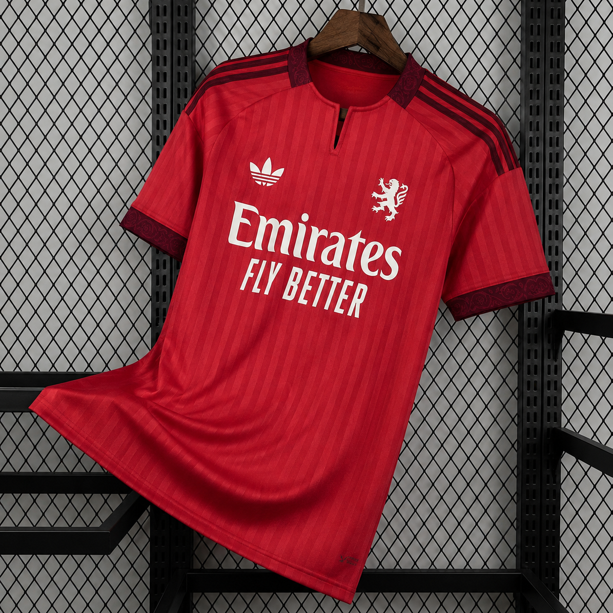 Maillot OL Extérieur 2026/2027 sur fond grillagé