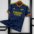 Maillot Arsenal Extérieur 2026/2027 sur fond grillagé