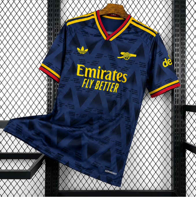 Maillot Arsenal Extérieur 2026/2027 sur fond grillagé