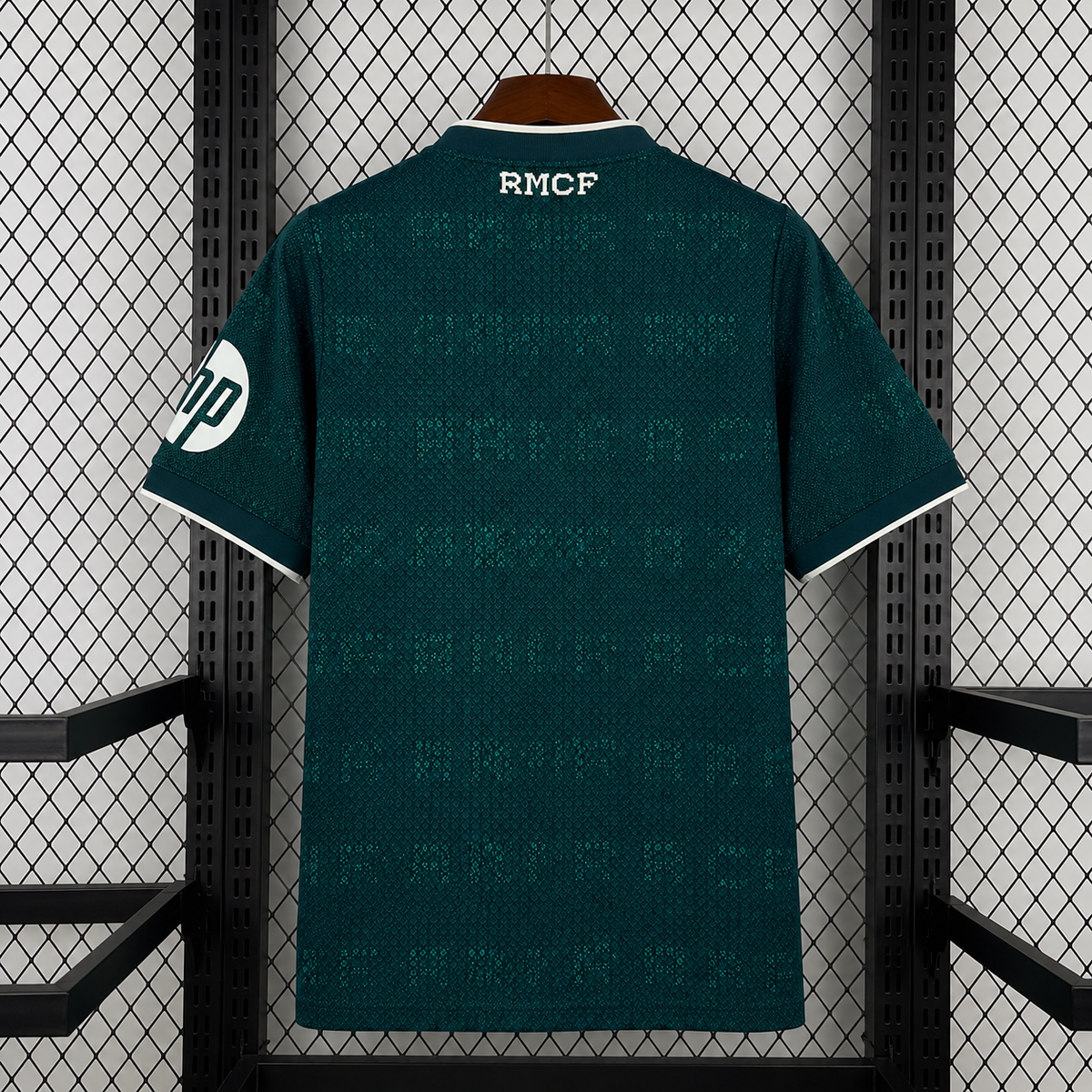 Maillot Real Madrid Extérieur 2026/2027 vue arrière sur fond grillagé