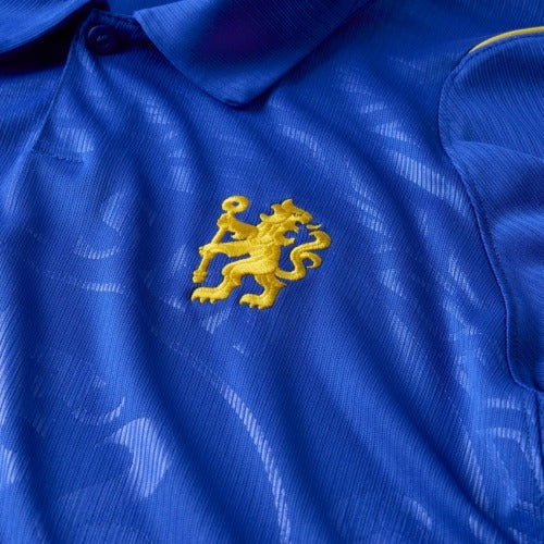 Maillot Chelsea Domicile 2026/2027 vue arrière sur fond grillagé