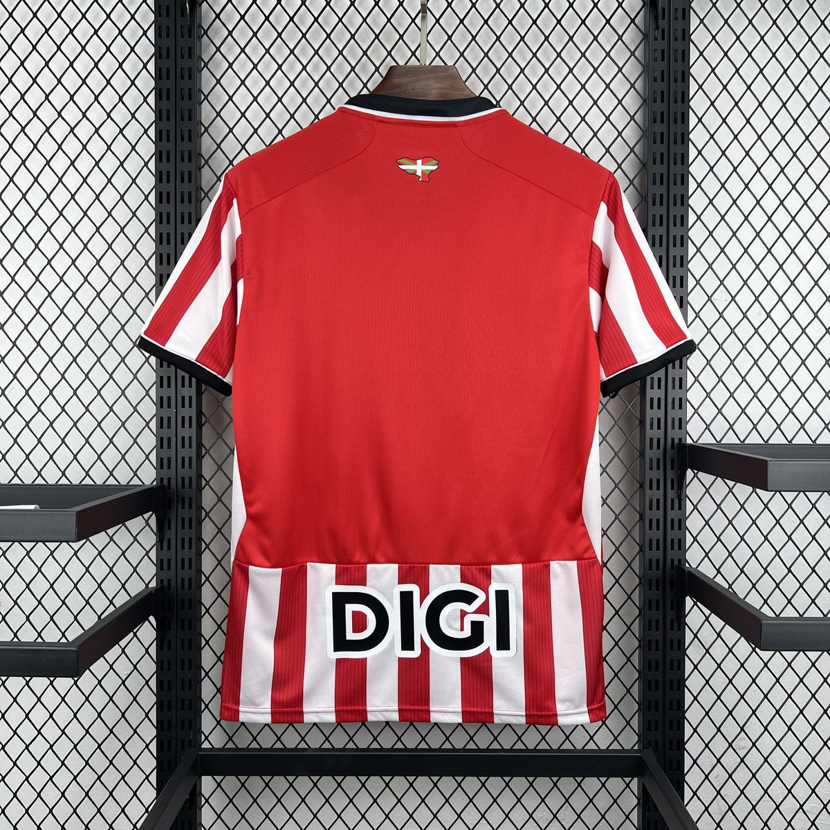 Maillot Athletic Bilbao Domicile 2026/2027 vue arrière sur fond grillagé
