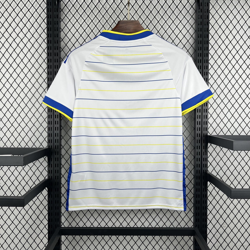 Maillot Leeds United Domicile 2026/2027 vue arrière sur fond grillagé