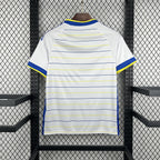 Maillot Leeds United Domicile 2026/2027 vue arrière sur fond grillagé