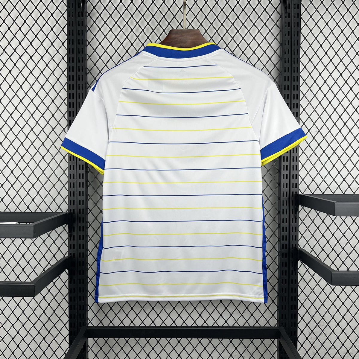 Maillot Leeds United Domicile 2026/2027 vue arrière sur fond grillagé