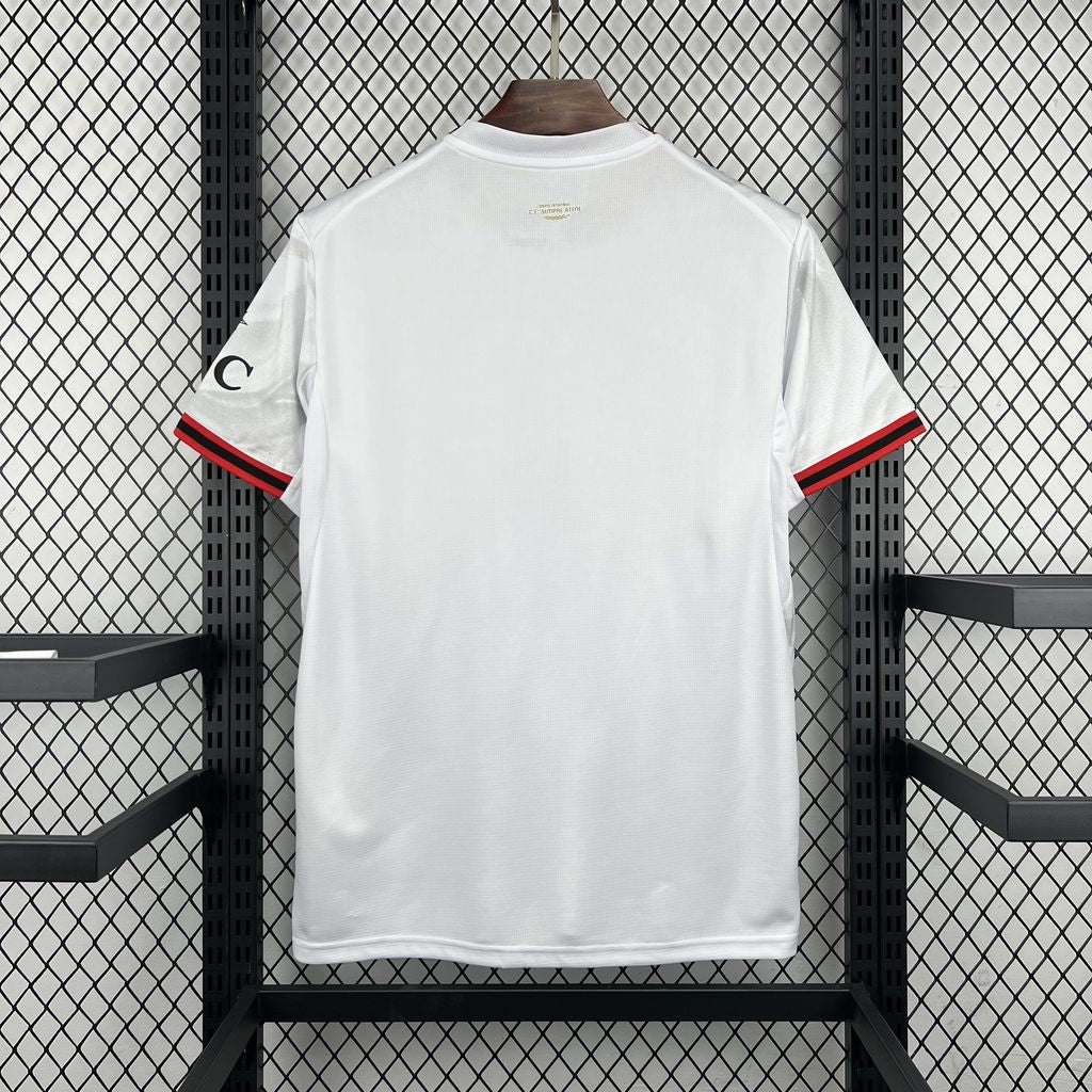 Maillot AC Milan Extérieur 2026/2027 vue arrière sur fond grillagé