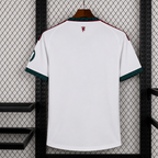 Maillot Manchester United Extérieur 2026/2027 vue arrière sur fond grillagé
