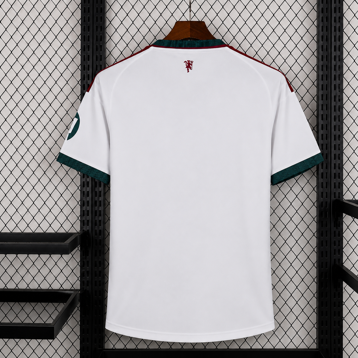 Maillot Manchester United Extérieur 2026/2027 vue arrière sur fond grillagé