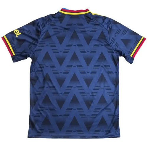 Maillot Arsenal Extérieur 2026/2027 vue arrière sur fond grillagé