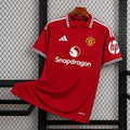 Maillot Manchester United Domicile 2026/2027 sur fond grillagé