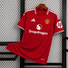Maillot Manchester United Domicile 2026/2027 sur fond grillagé