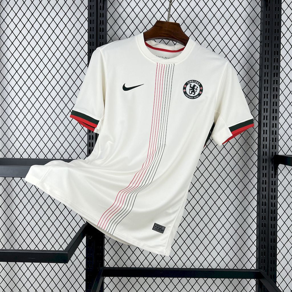 Maillot Chelsea Extérieur 2025/2026 sur fond grillagé