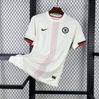 Maillot Chelsea Extérieur 2025/2026 sur fond grillagé