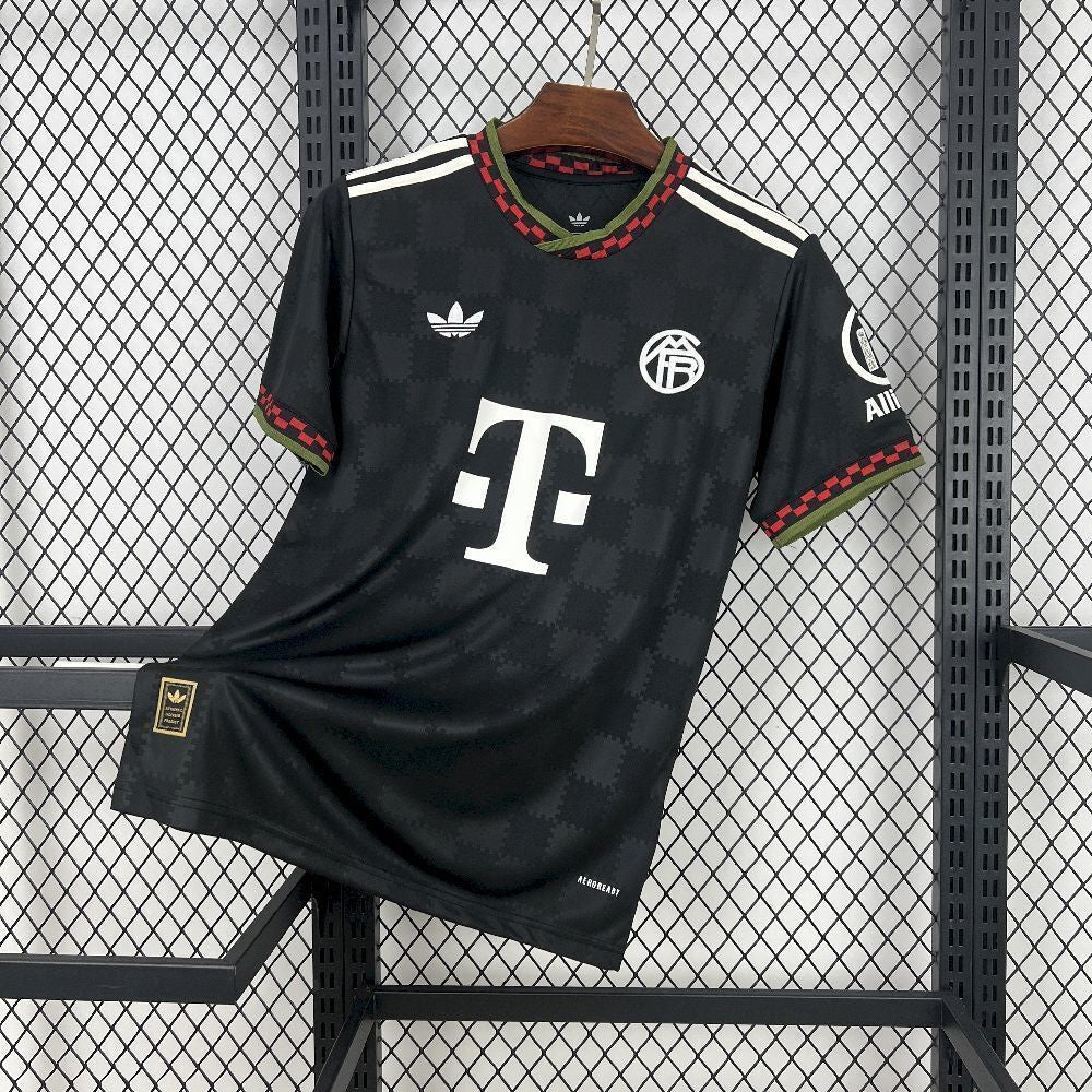 Maillot Bayern Munich Third 2025/2026 sur fond grillagé