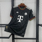 Maillot Bayern Munich Third 2025/2026 sur fond grillagé
