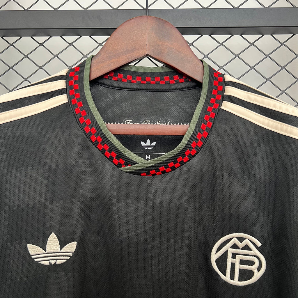 Maillot Bayern Munich Third 2025/2026 vue arrière sur fond grillagé