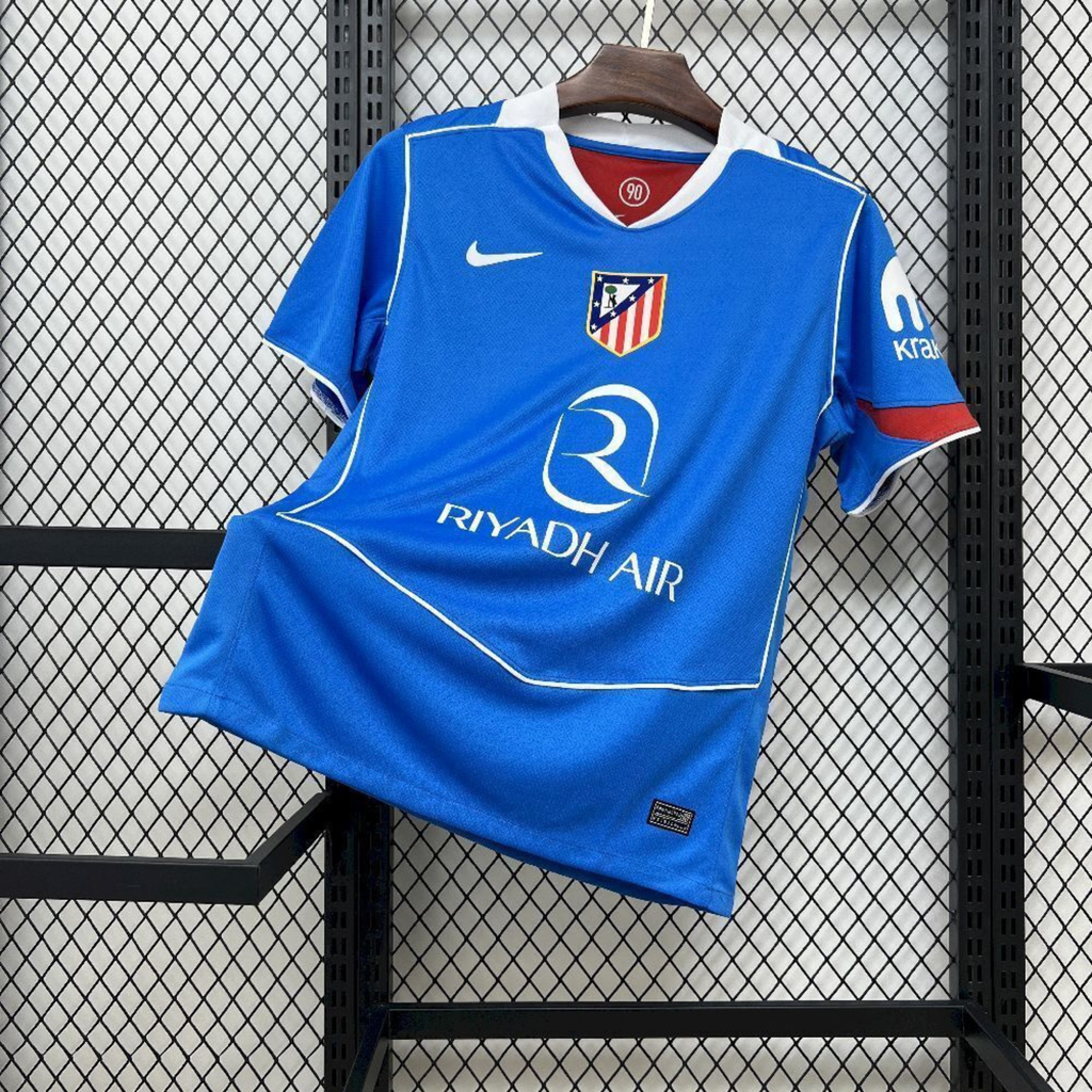 Maillot Atlético Madrid Third 2025/2026 sur fond grillagé