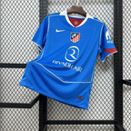 Maillot Atlético Madrid Third 2025/2026 sur fond grillagé