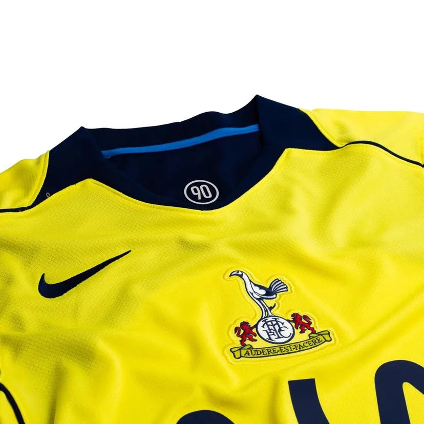 Maillot Tottenham Third 2025/2026 vue arrière sur fond grillagé