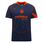Maillot Inter Milan Third 2025/2026 sur fond grillagé