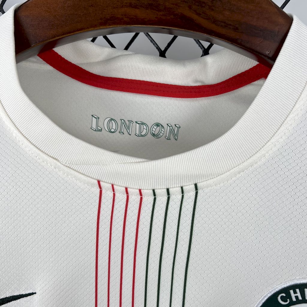 Maillot Chelsea Extérieur 2025/2026 vue arrière sur fond grillagé
