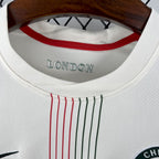 Maillot Chelsea Extérieur 2025/2026 vue arrière sur fond grillagé