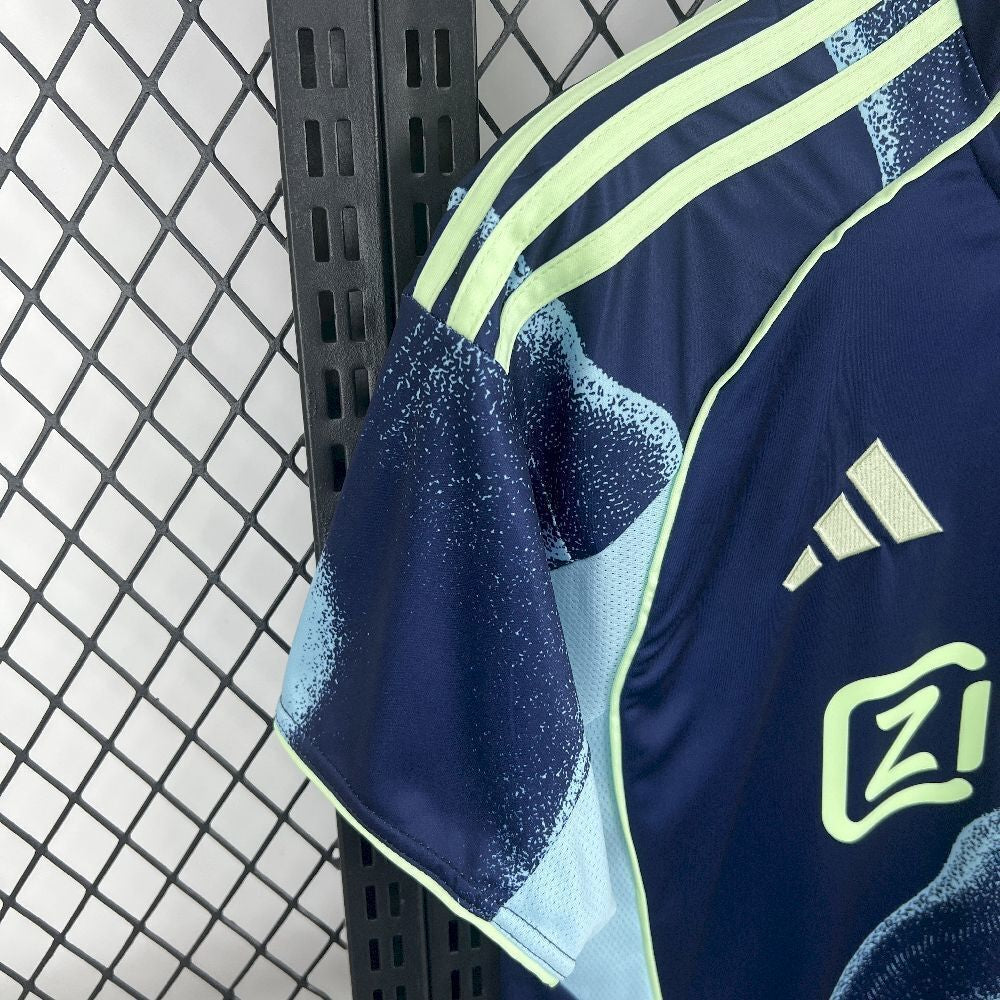 Maillot Ajax Extérieur 2025/2026 vue arrière sur fond grillagé