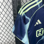 Maillot Ajax Extérieur 2025/2026 vue arrière sur fond grillagé
