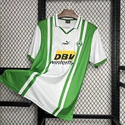 Maillot Werder Bremen Rétro 1996/1997 sur fond grillagé